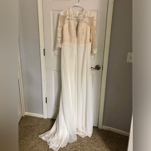 Elegant Lace Wedding Dress – Size 10 – New with Tag - Picture 3 of 6